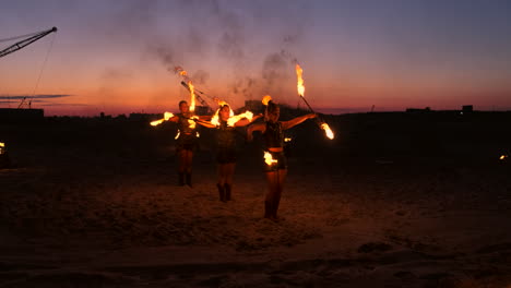 Feuershow.-Eine-Gruppe-Professioneller-Künstler-Führt-Verschiedene-Feuershows-Vor.-Jungen-Und-Mädchen-Führten-Nachts-Auf-Der-Straße-Im-Park-Tänze-Mit-Feuer-Auf.